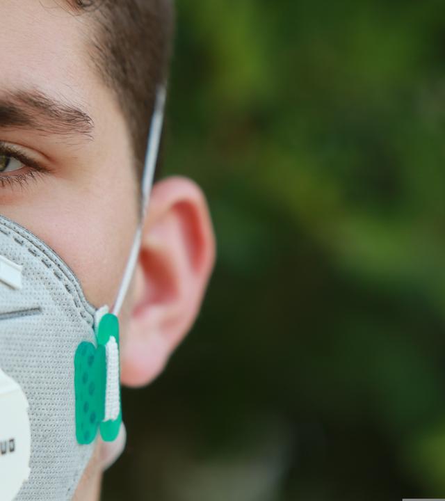 Junger Mann mit Maske