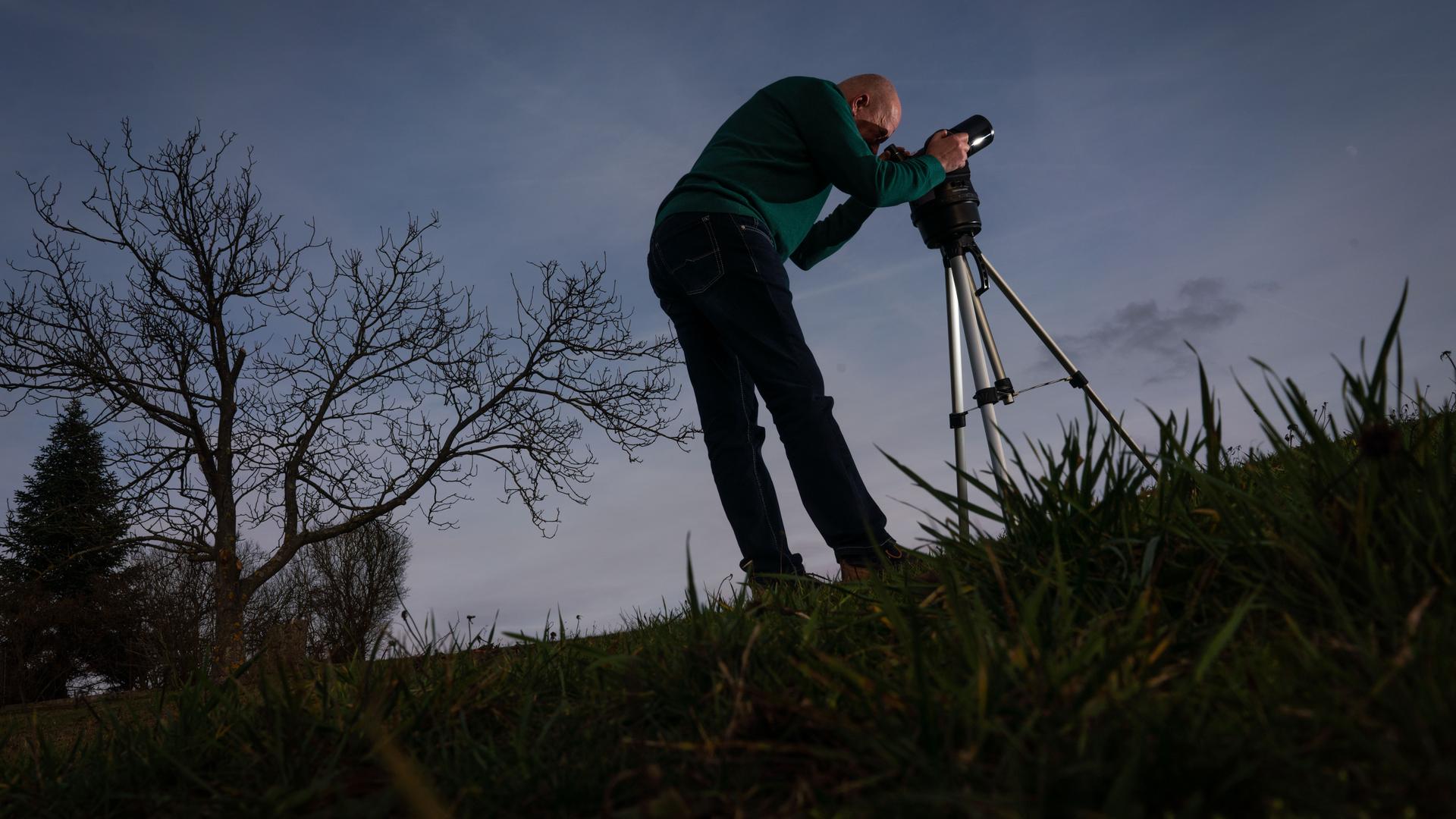 Teleskop wird aufgebaut in der Nacht