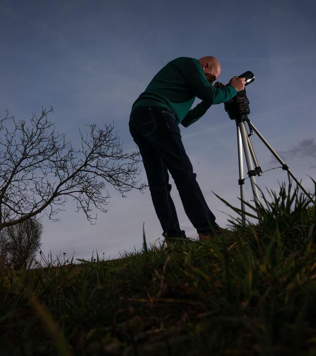 Teleskop wird aufgebaut in der Nacht