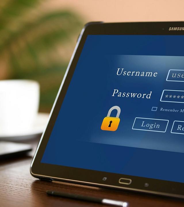 Laptop auf einem Tischen, BIldschirm mit einer Anmeldemaske, Login und Passwort