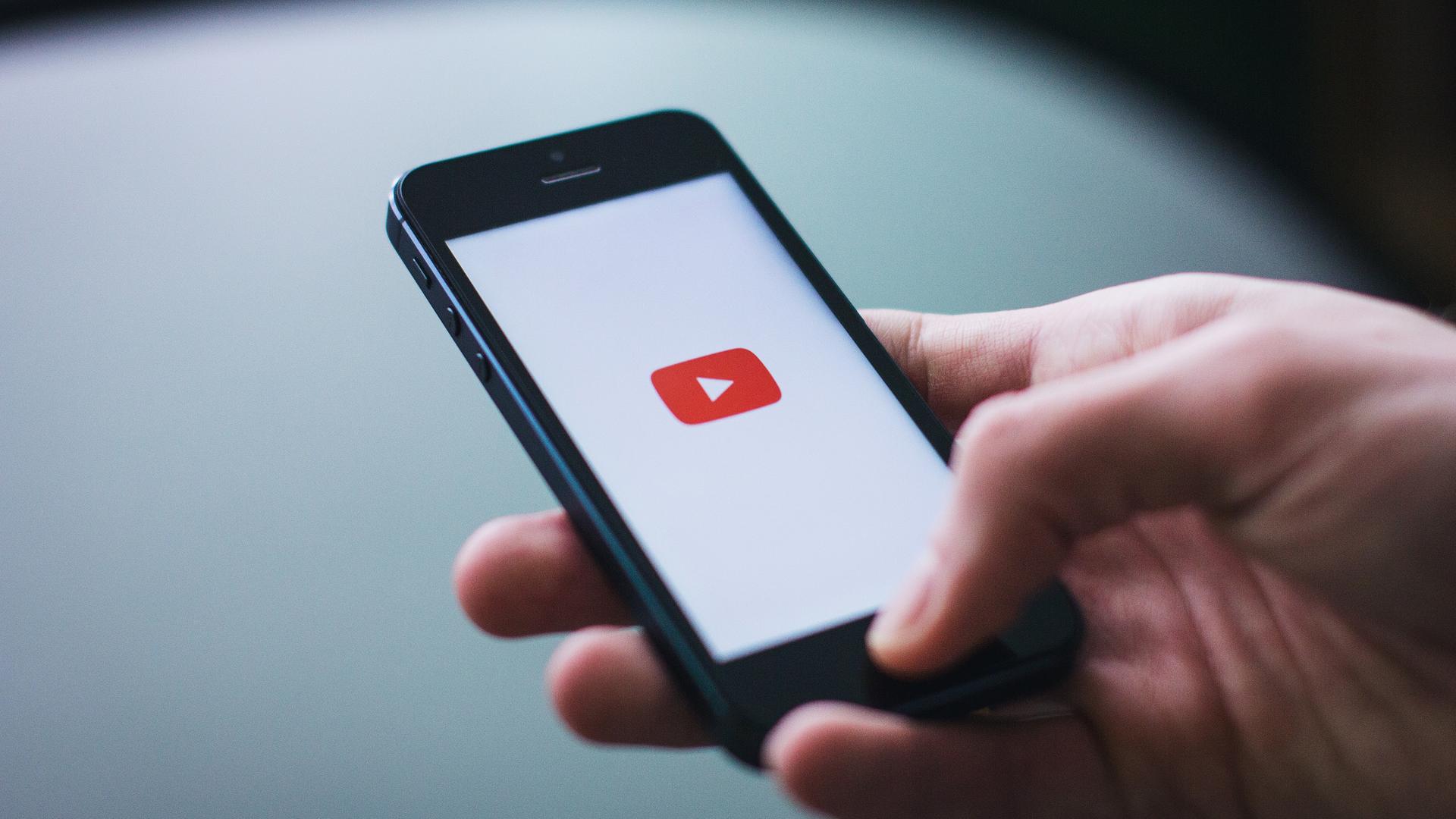Handy mit einem Youtube Video