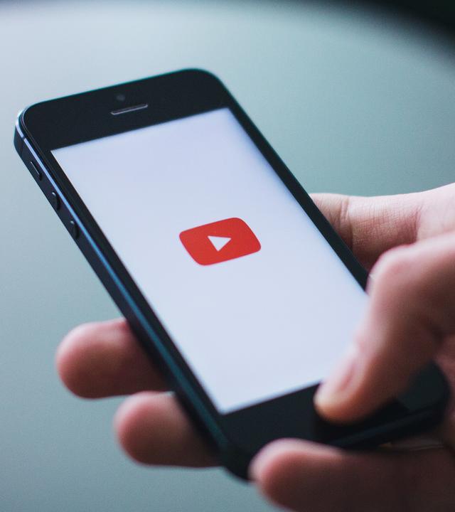 Handy mit einem Youtube Video