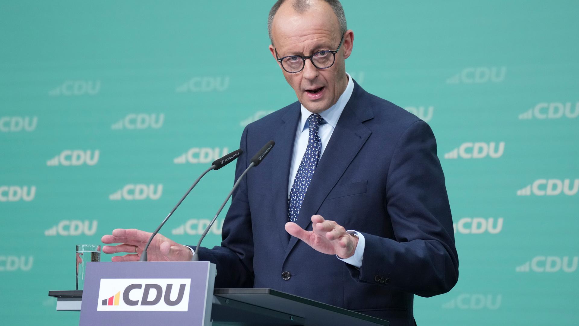 Pressekonferenz CDU, Merz nach der Bundestagswahl am Rednerpult