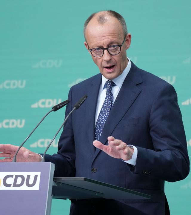 Pressekonferenz CDU, Merz nach der Bundestagswahl am Rednerpult