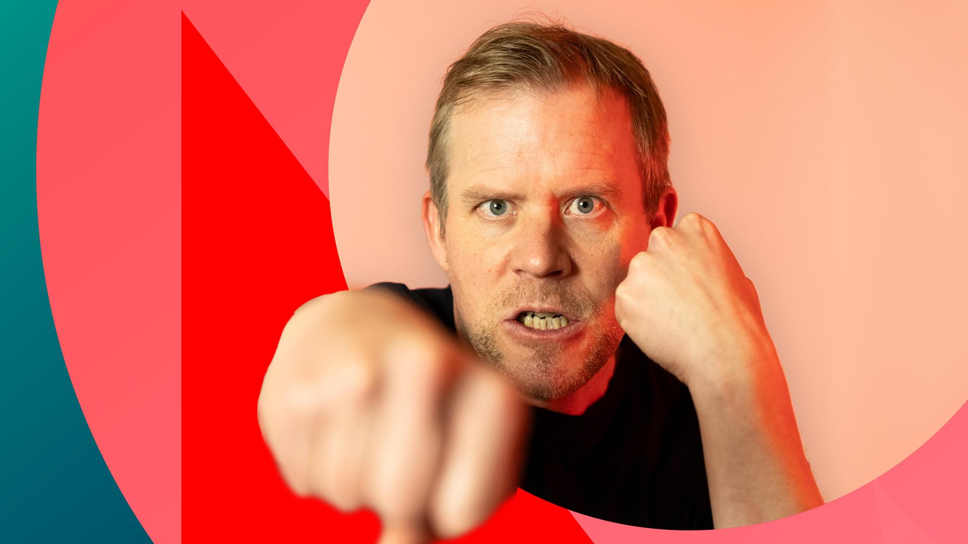 Forschungen aus Psychologie, Neurobiologie und Soziologie zeigen, warum Menschen unterschiedlich auf Ärger reagieren. (Bild: Wütend boxt ein Mann mit der Faust frontal in die Kamera)