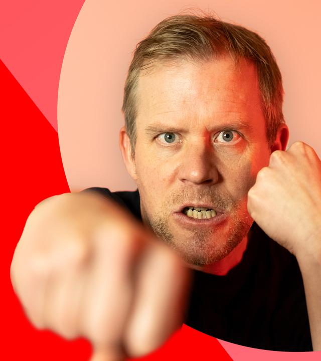 Forschungen aus Psychologie, Neurobiologie und Soziologie zeigen, warum Menschen unterschiedlich auf Ärger reagieren. (Bild: Wütend boxt ein Mann mit der Faust frontal in die Kamera)