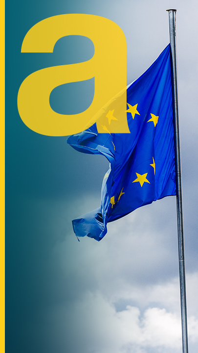 EU-Flagge vor dem europäischen Parlament in Straßburg