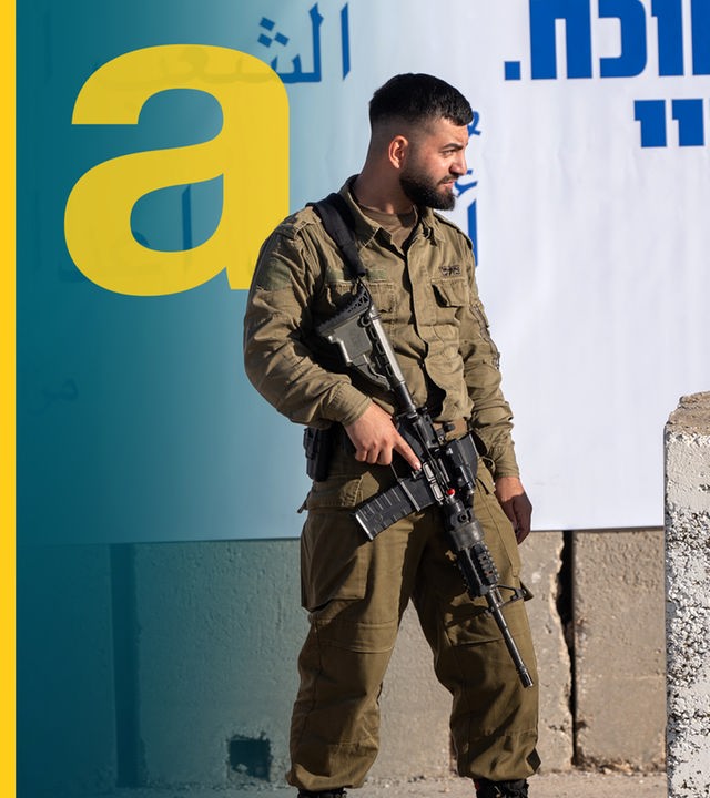 Israelischer Soldat vor Schriftzug