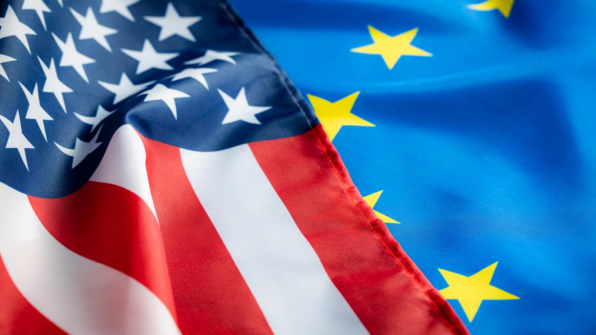 Europäische und amerikanische Flagge nebeneinander