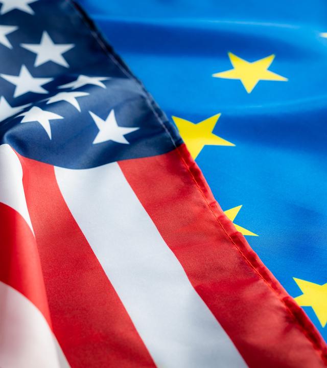 Europäische und amerikanische Flagge nebeneinander