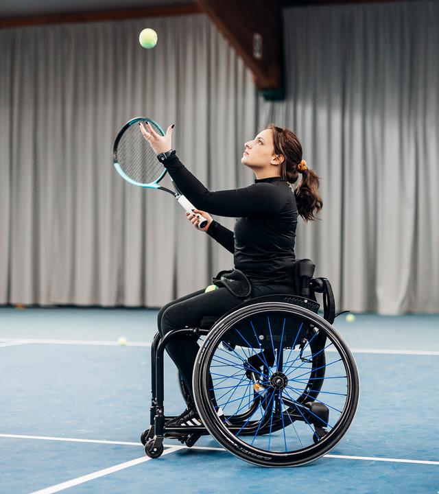  Aurora lernt ein neues Hobby: Rollstuhltennis.