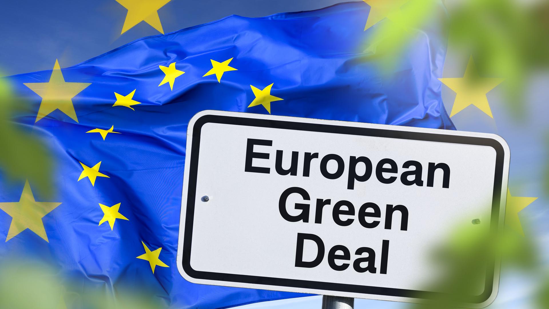 Europafahne und davor ein Schild mit der Aufschrift "European Green Deal"