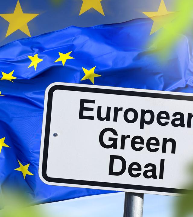 Europafahne und davor ein Schild mit der Aufschrift "European Green Deal"
