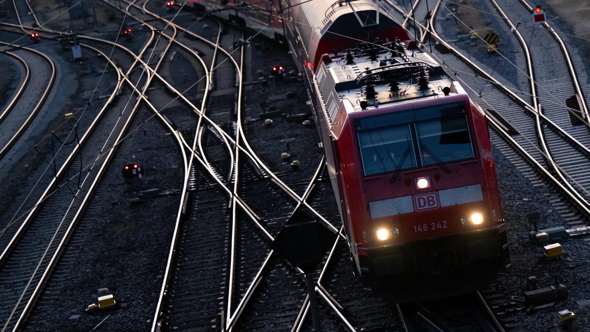 Zug fährt in den Hauptbahnhof münchen ein