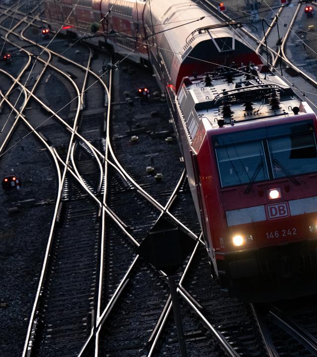 Zug fährt in den Hauptbahnhof münchen ein