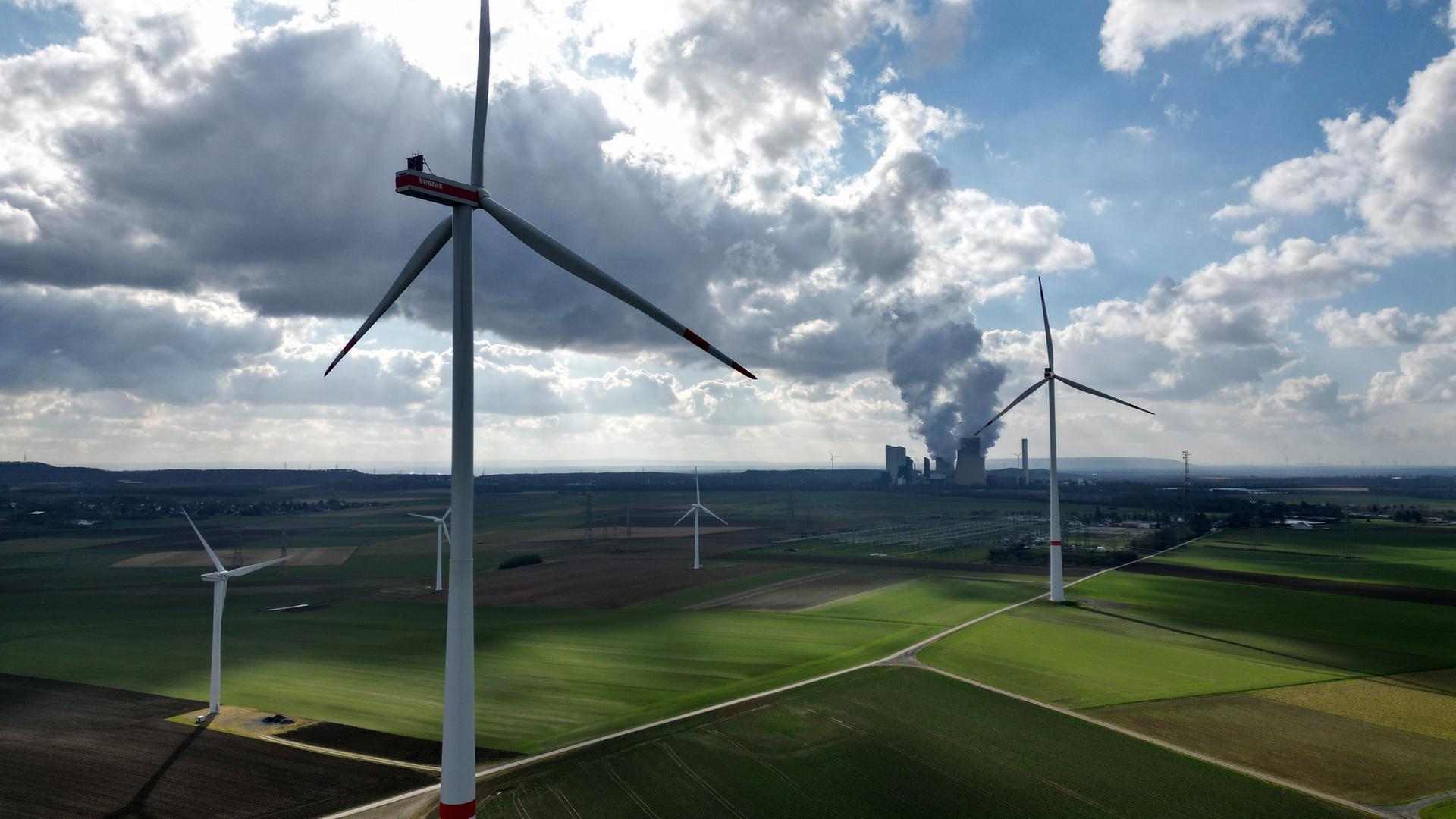 Windraeder vor Kohlekraftwerk
