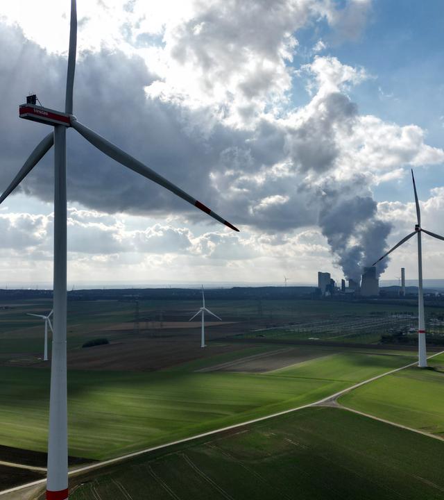 Windraeder vor Kohlekraftwerk