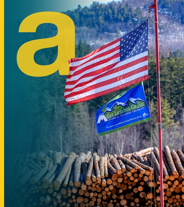 Ein Fahnenmast mit der amerikanischen Flagge steht vor einem Stapel Holzscheite