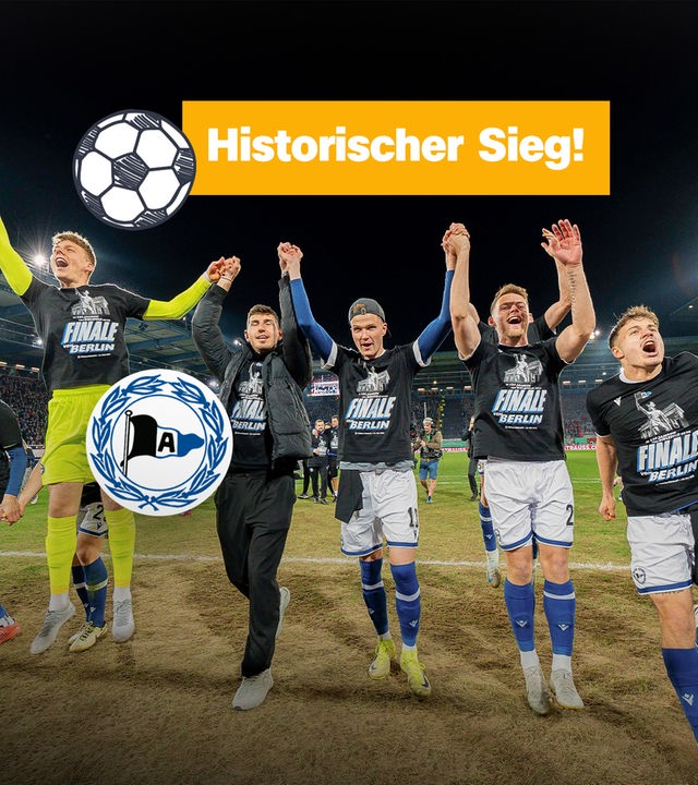 Eine feiernde Fußballmannschaft, darüber steht "Historischer Sieg"