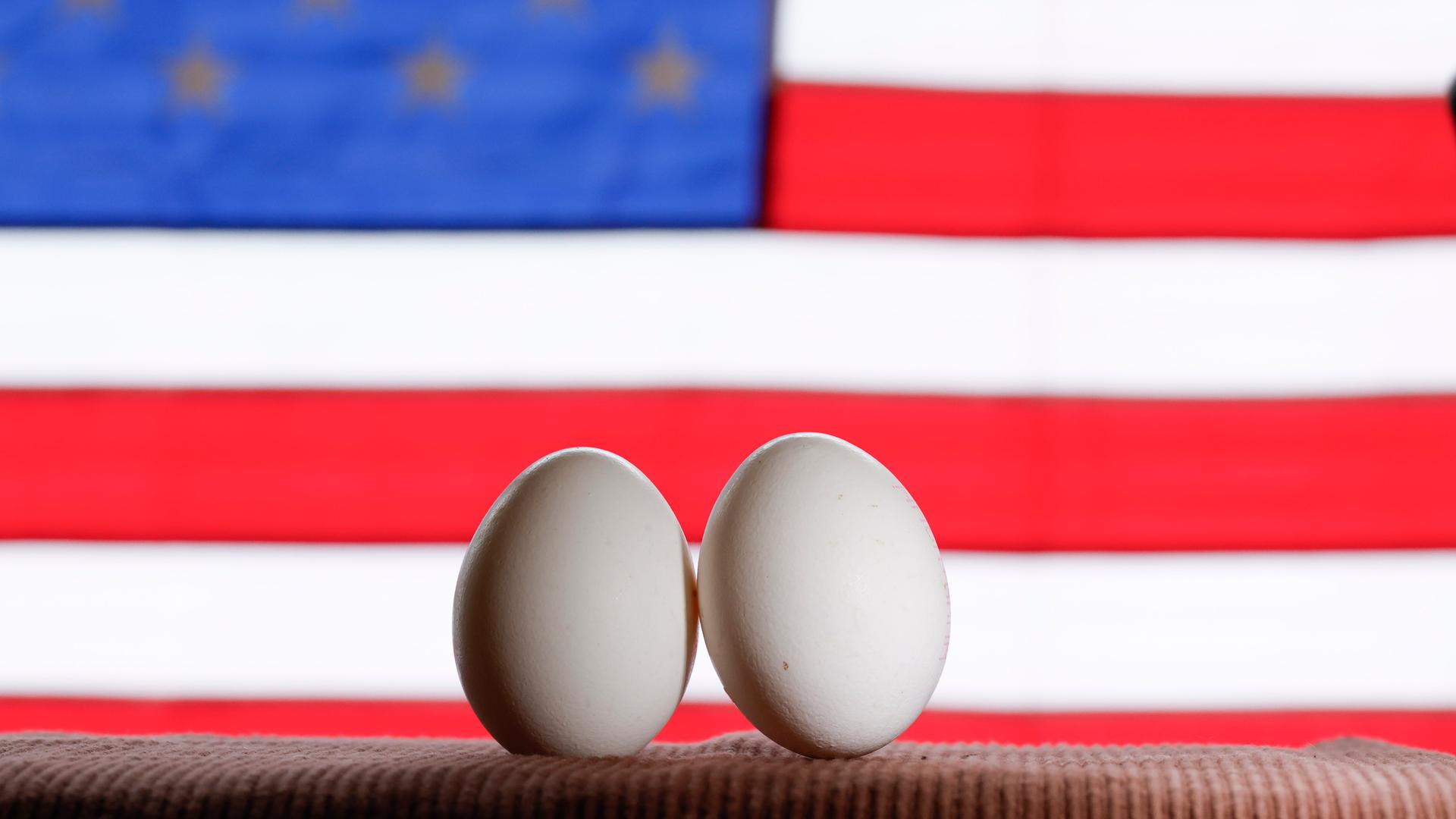 Zwei Eier vor US-Flagge