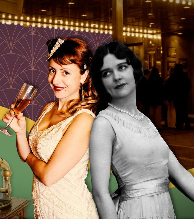 Eine Frau im 20er-Jahre-Kleid mit Sektglas steht Rücken an Rücken mit einer Frau aus den 20er Jahren in einem Schwarzweiß-Foto.