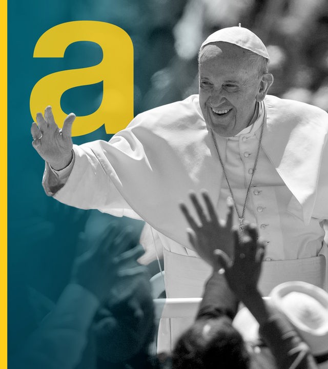 Papst Franziskus in weißer Robe winkt Menschen zu