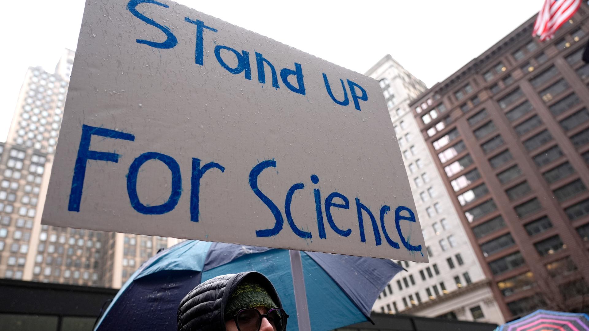 Schild mit Aufschrift "Stand up for Science"