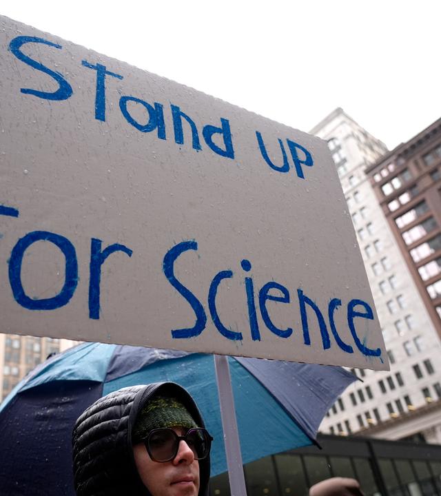 Schild mit Aufschrift "Stand up for Science"