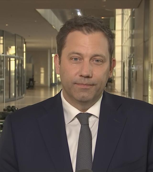 Lars Klingbeil, Finanzminister im Gespräch mit Shakuntala Banerjee