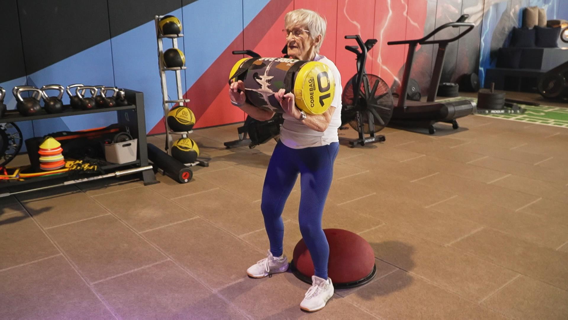 Erika Rischko beim Gewichtetraining in einem Fitnessstudio