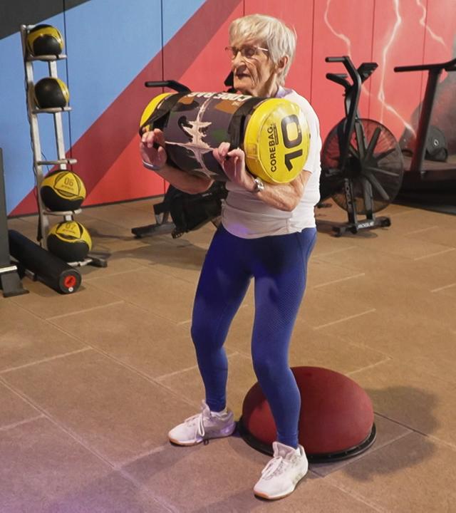 Erika Rischko beim Gewichtetraining in einem Fitnessstudio