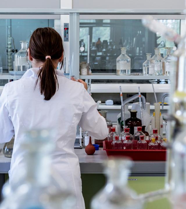 Symbolbild: Wissenschaft- Frau arbeitet im Labor