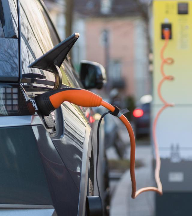 E-Auto beim Stromtanken