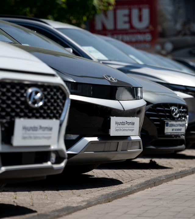 Gebrauchte E-Autos stehen nebeneinander