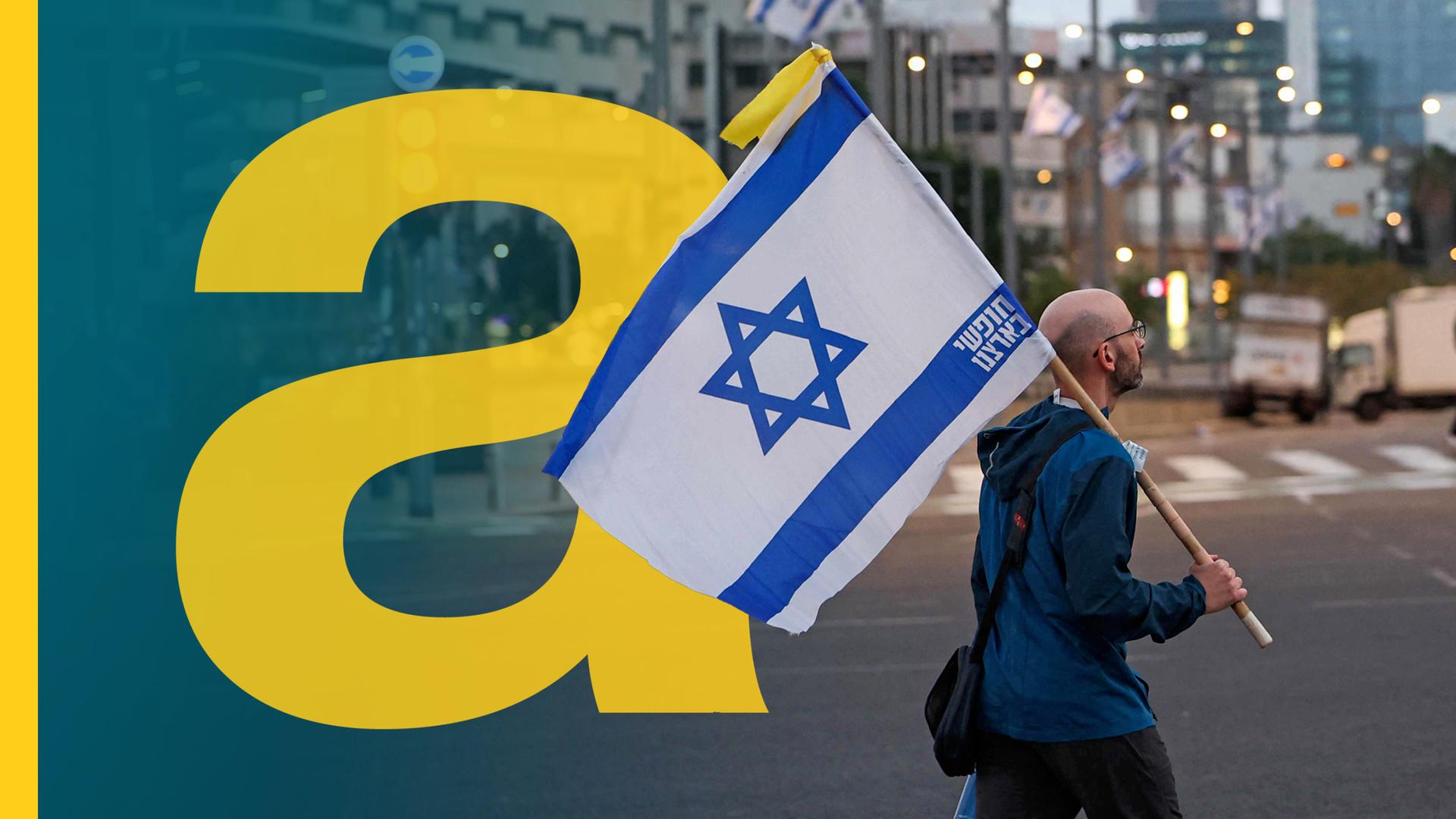 Ein Mann alleine auf der Straße mit der israelischen Flagge