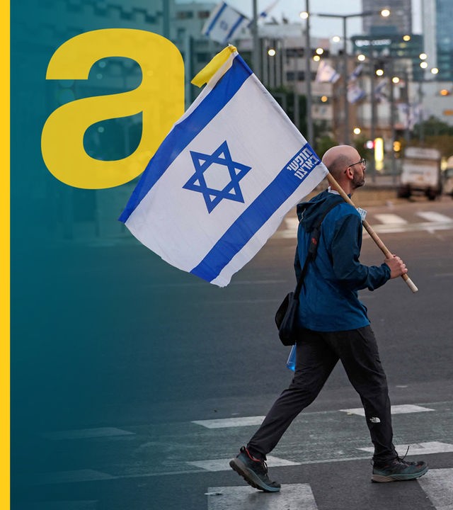 Ein Mann alleine auf der Straße mit der israelischen Flagge