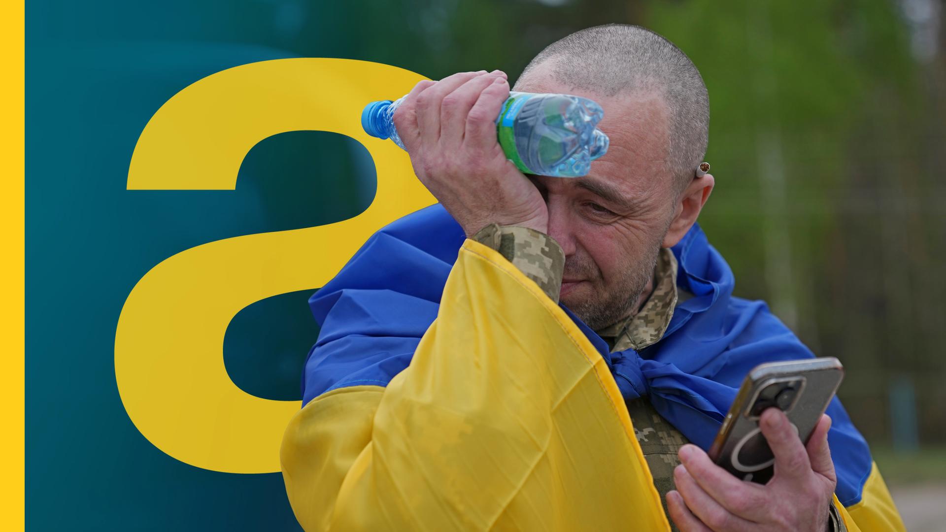 Weinender Mann mit der ukrainischen flagge