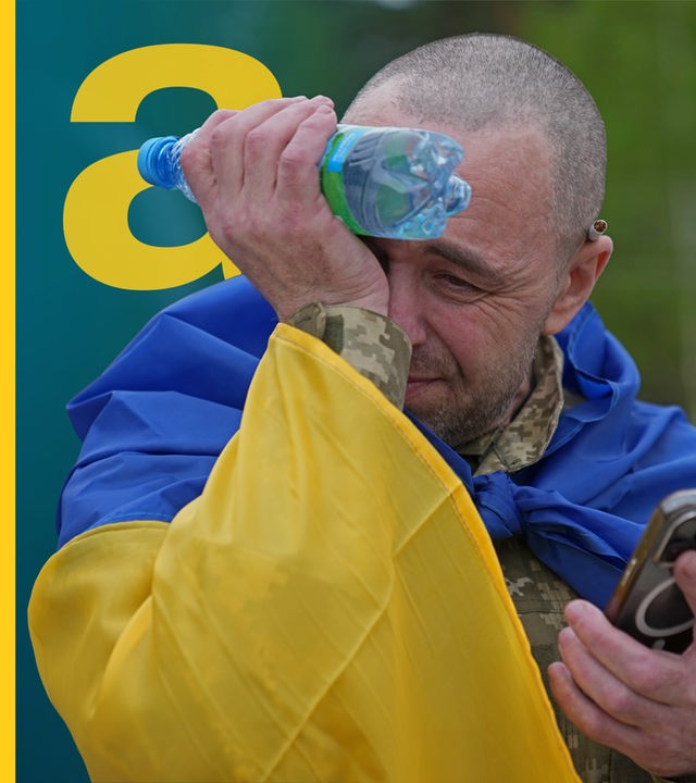 Weinender Mann mit der ukrainischen flagge