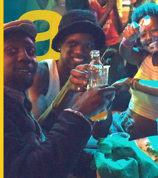 Drei Menschen im Club am Feiern