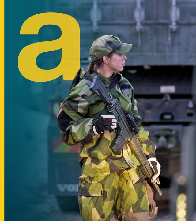 Schwedische Soldatin mit einer Waffe in der Uniform
