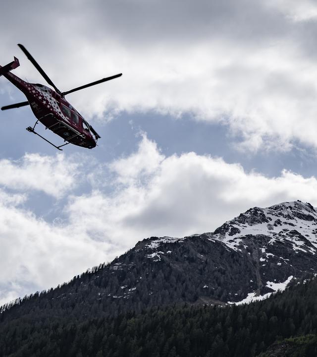 Oberhalb de Schweizer Dorfes Blatten ist das Risiko eines Gletscher-Abbruchs in der Gefahrenzone gewachsen. Hubschrauber überfliegen das Gebiet.