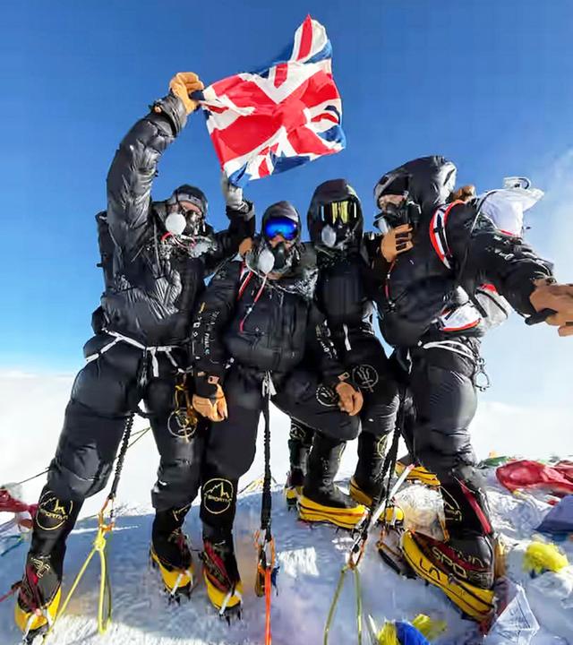 Vier Briten erreichen den Everest-Gipfel in Rekordzeit dank Xenon. Sie brauchen weniger als eine Woche von London aus