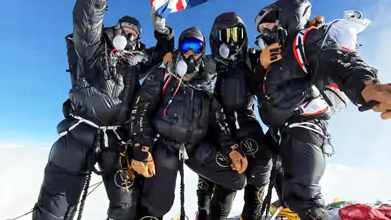 Vier Briten erreichen den Everest-Gipfel in Rekordzeit dank Xenon. Sie brauchen weniger als eine Woche von London aus