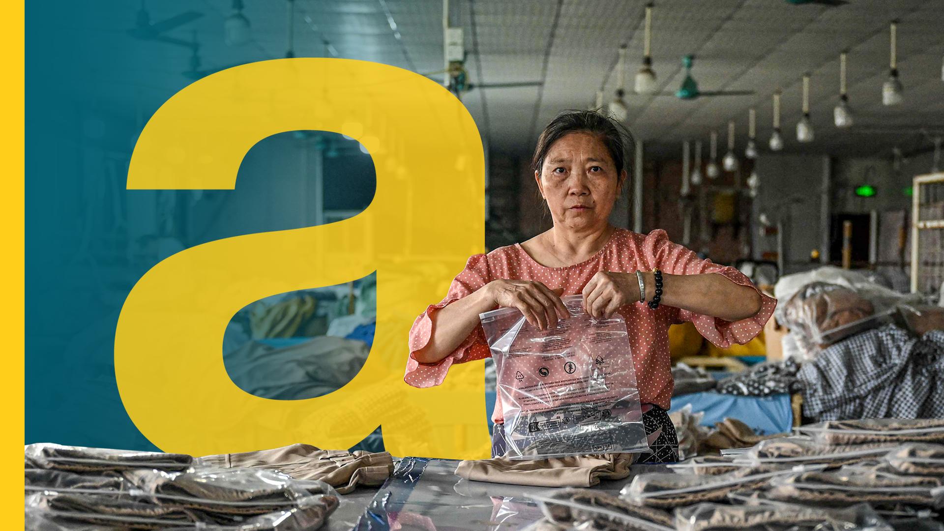 Eine Angestellte verpackt in einer Bekleidungsfabrik in Guangzhou Kleidungsstücke für das chinesische Unternehmen Temu