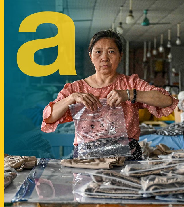 Eine Angestellte verpackt in einer Bekleidungsfabrik in Guangzhou Kleidungsstücke für das chinesische Unternehmen Temu