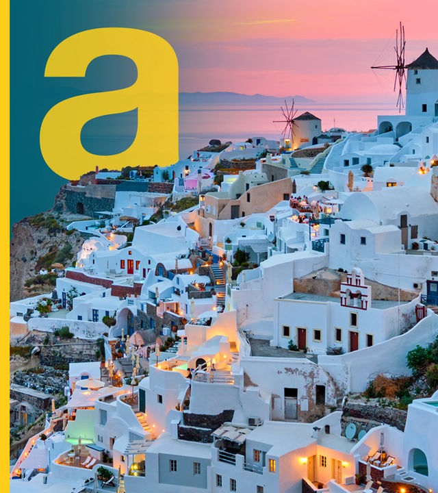 Ein Hügel auf Santorini mit schönen bunten Häusern