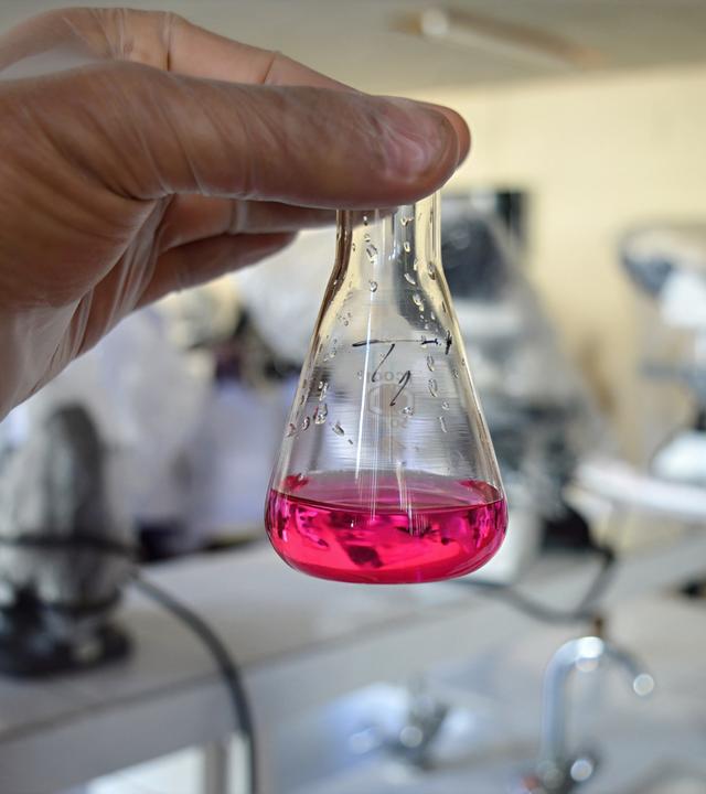 Reagenzglas mit Flüssigkeit in einer Hand