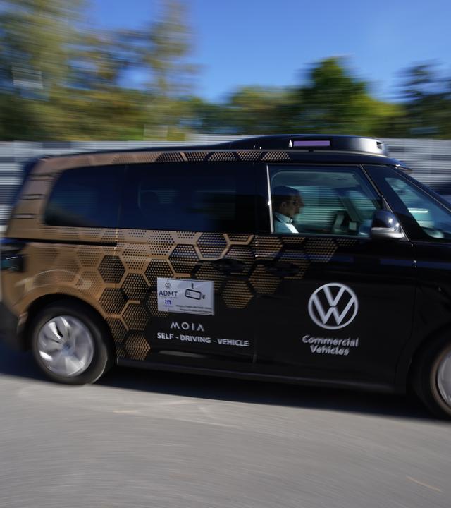 Autonomes Ridepooling-Shuttle von VW und Moia  in Hamburg. Der VW ID. Buzz AD ist bereit für den fahrerlosen Einsatz im öffentlichen Nahverkehr.