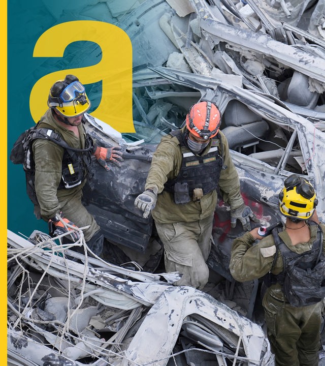 Israelische Soldaten graben in einem Wohngebiet, das von einer aus dem Iran abgefeuerten Rakete getroffen wurde, in den Trümmern nach Überlebenden.