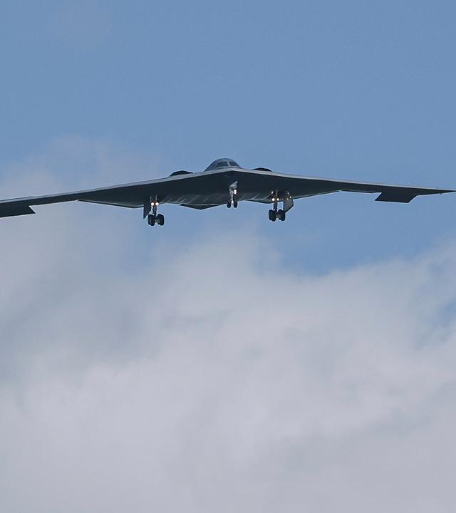 B-2-Tarnkappenbomber der US-Streitkräfte, eingesetzt beim Angriff auf Irans Atomanlagen, transportieren GBU-57-Bunkerbrecherbomben zur Zerstörung unterirdischer Ziele.